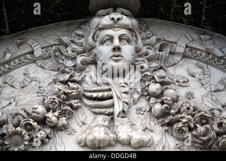 Visage sculpté, détail au-dessus de la porte du Musée irlandais d'Art Moderne de Dublin Irlande Banque D'Images