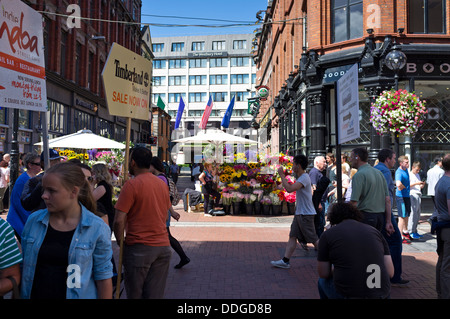 La sortie de la rue Grafto et Harry rue avec l'hôtel Westbury, étals de fleurs et de cartes sandwich, Dublin Irlande Banque D'Images