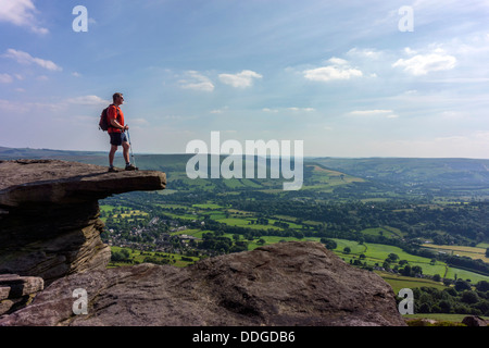 Mâle solitaire walker sur Bamford Edge, Peak District, Derbyshire Banque D'Images