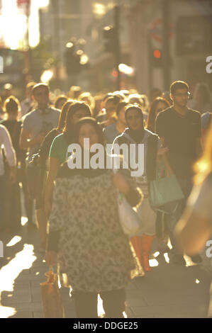 Oxford Street, Londres, Royaume-Uni. 2e septembre 2013. Les consommateurs et les navetteurs sur Oxford Street que Londres baigne dans la fin de l'été soleil. Crédit : Matthieu Chattle/Alamy Live News Banque D'Images