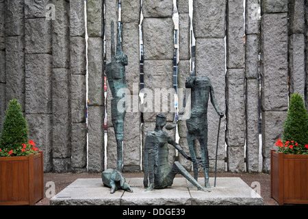 Statue commémorant la Famine irlandaise St Stephen's Green Dublin Ireland Banque D'Images