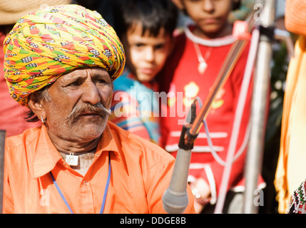 L'homme en robe traditionnelle du Rajasthan à l'exécution de Surajkund Mela, Faridabad, Haryana, Inde Banque D'Images