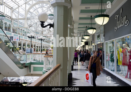 St Stephens Green Shopping Centre, intérieur avec des escaliers mécaniques et de l'horloge, Dublin, Irlande, Banque D'Images