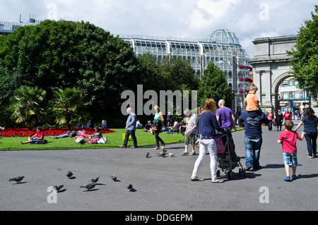 Un déjeuner ensoleillé à St Stephens Green avec les familles et les travailleurs se détendre pendant la pause déjeuner, Dublin, Irlande. Banque D'Images