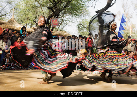 Les femmes en robe traditionnelle du Rajasthan effectuant la danse kalbelia dans Surajkund Mela, Faridabad, Haryana, Inde Banque D'Images