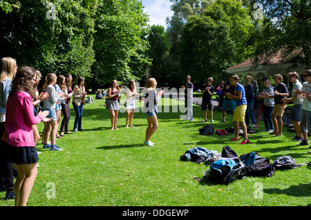 Younth pratiquant une danse de routine sur une pelouse à St Stephens Green, Dublin, Irlande Banque D'Images