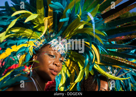 Une danseuse noire captures les derniers rayons du soleil après deux jours de danse dans les rues. Banque D'Images