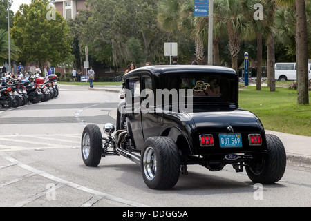 Antique noir Ford Modèle A B ? Streetrod street rod car driving down street. Banque D'Images