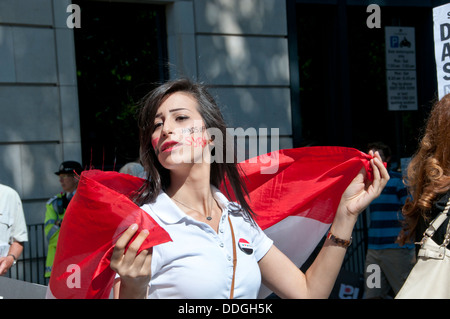 Jeune femme syrienne avec les mains hors de Syrie peint sur sa joue à la manifestation contre l'intervention en Syrie Banque D'Images