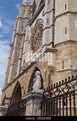 Sculpture d'un chérubin à la Cathédrale de León, León, Castille et León, Espagne. La sculpture est fortement érodée avec l'âge. Banque D'Images