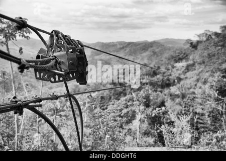 Au cours de la tyrolienne de la canopée de la jungle au Costa Rica Banque D'Images