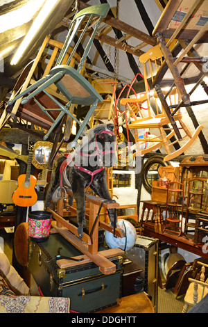 Vue de l'intérieur de Tudor House Antiques & Collectibles boutique, Duke Street, Henley-on-Thames, Oxfordshire, Angleterre, Royaume-Uni Banque D'Images