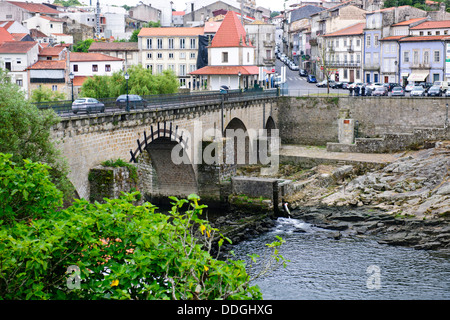 Ingreja,l'église Matriz de ville municipaux caméra surplombant rio cavado et pont du 14ème siècle,barcelos,le nord du portugal Banque D'Images