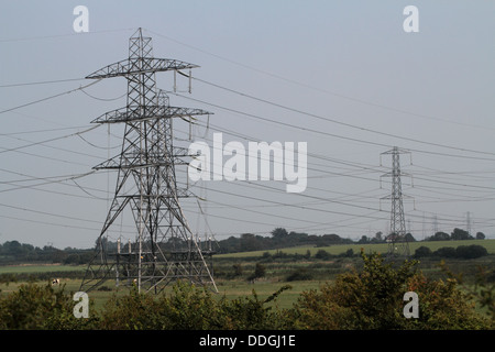 Les conduites d'alimentation en provenance de la centrale nucléaire de Hinkley Point. Somerset. UK Banque D'Images