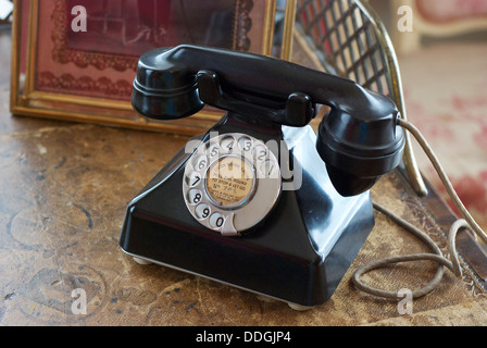 Retro Vintage ancien téléphone en bakélite sur une table dans une maison de campagne britannique Banque D'Images