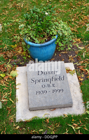 Tombe de singer Dusty Springfield à l'église paroissiale de Saint Mary, Henley-on-Thames, Oxfordshire, Angleterre, Royaume-Uni Banque D'Images