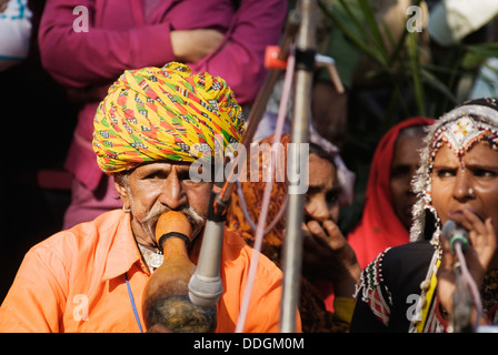 L'homme en robe traditionnelle du Rajasthan jouant pungi à Surajkund Mela, Faridabad, Haryana, Inde Banque D'Images