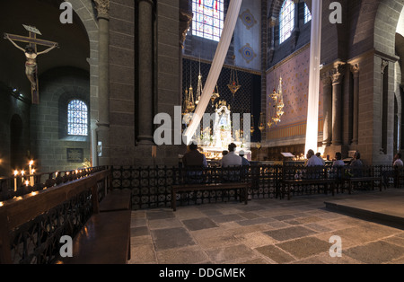 L'intérieur de la cathédrale romane de Notre-Dame dans la vieille ville du Puy-en-Velay dans le centre sud de la France Banque D'Images