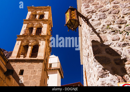 Clocher et minaret à l'intérieur du monastère Sainte Catherine . Sinaï, Égypte Banque D'Images