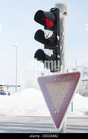 Au feu de circulation au gel rouge montrant l'hiver Banque D'Images