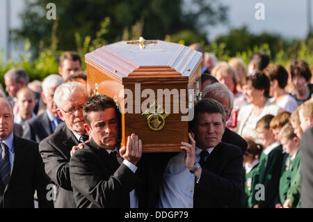 Bellaghy, Irlande du Nord. 2 Septembre 2013 - Le cercueil du poète Seamus Heaney est réalisée grâce à la base de l'église St Mary, où il a été inhumé dans sa ville natale de Bellaghy. Crédit : Stephen Barnes/Alamy Live News Banque D'Images