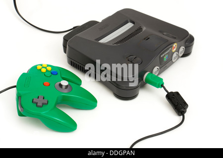 Vintage des années 1990, la console de jeux vidéo Nintendo 64 et le contrôleur Banque D'Images