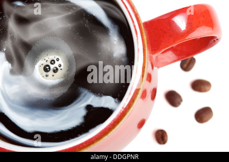 Tasse de café rouge avec des haricots blancs sur un fond isolé. Banque D'Images