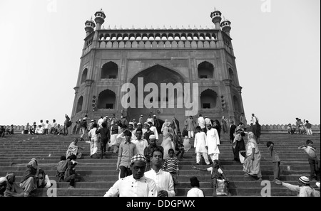 Les gens de quitter le Jama Masjid après la prière Banque D'Images