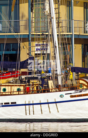 Grands Voiliers néerlandais amarré au quai sur la rivière Port à Port Adelaide (Australie) Banque D'Images