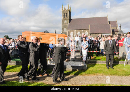 Bellaghy, Irlande du Nord. 2 Septembre 2013 - Le cercueil du poète Seamus Heaney est réalisée grâce à la base de l'église St Mary, où il a été inhumé dans sa ville natale de Bellaghy. Crédit : Stephen Barnes/Alamy Live News Banque D'Images