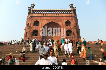 Les gens de quitter le Jama Masjid après la prière Banque D'Images