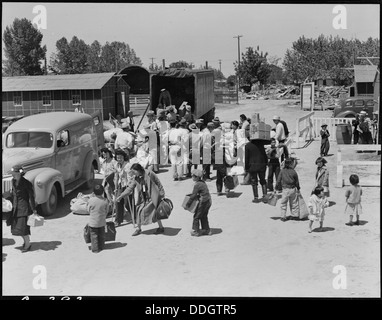 Turlock, Californie. Les familles d'origine japonaise à l'Assemblée générale de Turlock centre. Leurs bagages w . . . 537639 Banque D'Images