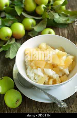 Riz au lait crémeux avec pomme et cannelle Banque D'Images