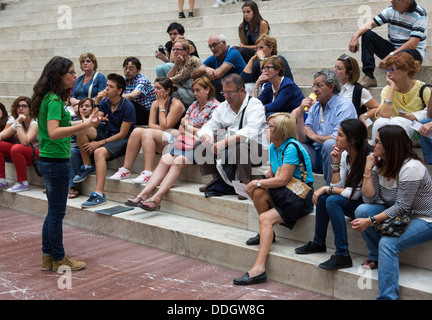 En face de maître de guider les touristes, le Musée de Pergame, Berlin, Allemagne Banque D'Images
