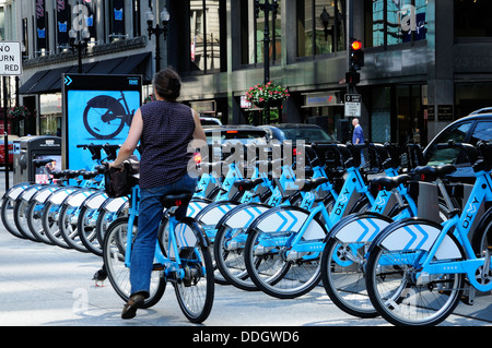 Partager Location de vélos station sur Washington Street à Chicago. Chicago's new location programme permettant le partage des vélos peuvent être loués. Banque D'Images