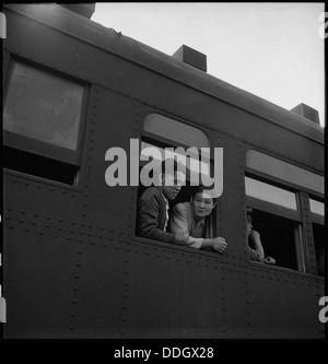Cette image capture dix voitures de personnes évacuées d'ascendance japonaise à bord d'un train à Woodland, en Californie, pendant la seconde Guerre mondiale, dans le cadre des efforts d'internement qui ont touché des milliers de Japonais-Américains. Banque D'Images