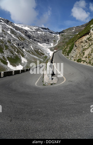 Route de la Serpentine dans les Alpes italiennes mène au col du Stelvio Banque D'Images