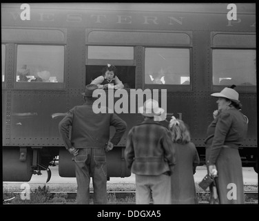 Les personnes évacuées d'ascendance japonaise embarquent dans un train à Woodland, dans le comté de Yolo, en Californie, pendant la seconde Guerre mondiale dans le cadre de la réinstallation forcée des Américains d'origine japonaise. Banque D'Images
