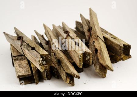Pinces à linge en bois vieux sale sur un fond blanc Banque D'Images