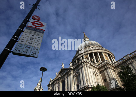 La Cathédrale St Paul, à Londres, avec une carte de transport de bus à l'avant-plan, et entouré de ciel bleu Banque D'Images