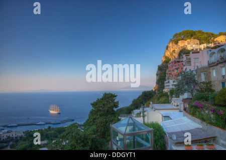 Bateau à voile dans la mer, Capri, Campanie, Italie Banque D'Images