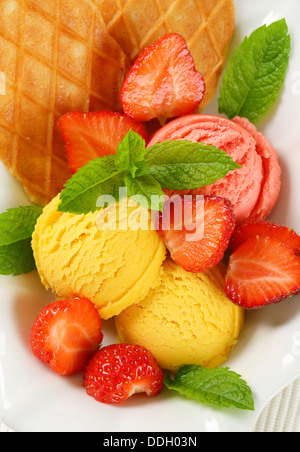 La crème glacée avec des fraises fraîches et des gaufres minces Banque D'Images