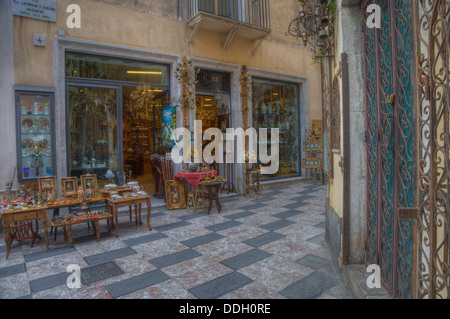 Magasin de souvenirs sur la rue, Taormina, Sicile, Italie Banque D'Images