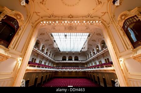 Vu de la scène de la salle de concert de la Laeiszhalle à Hambourg, Allemagne, 02 septembre 2013. La saison de concerts de l'Elbe Philharmonic Hall va commencer le 03 septembre 2013 avec une représentation de l'Opéra d'état de Munich. Photo : SVEN HOPPE Banque D'Images