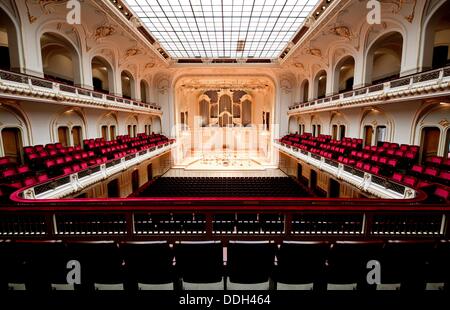 Vue de l'intérieur de la salle de concert de la Laeiszhalle à Hambourg, Allemagne, 02 septembre 2013. La saison de concerts de l'Elbe Philharmonic Hall va commencer le 03 septembre 2013 avec une représentation de l'Opéra d'état de Munich. Photo : SVEN HOPPE Banque D'Images