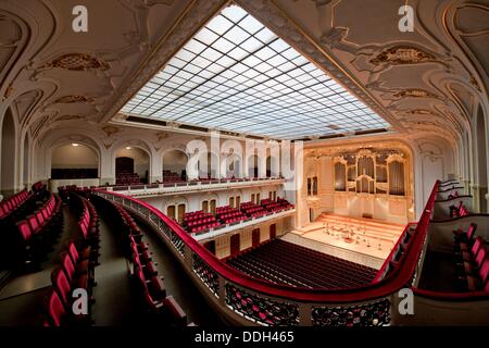 Vue de l'intérieur de la salle de concert de la Laeiszhalle à Hambourg, Allemagne, 02 septembre 2013. La saison de concerts de l'Elbe Philharmonic Hall va commencer le 03 septembre 2013 avec une représentation de l'Opéra d'état de Munich. Photo : SVEN HOPPE Banque D'Images