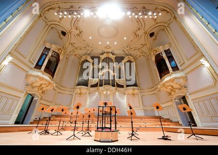 Vue de la scène de la salle de concert de la Laeiszhalle à Hambourg, Allemagne, 02 septembre 2013. La saison de concerts de l'Elbe Philharmonic Hall va commencer le 03 septembre 2013 avec une représentation de l'Opéra d'état de Munich. Photo : SVEN HOPPE Banque D'Images