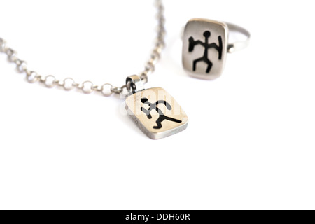 Collier argent et l'anneau avec l'arménien ancien pictogramme isolé sur fond blanc. Banque D'Images