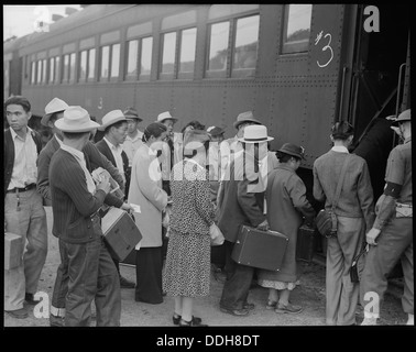 Des personnes évacuées d'ascendance japonaise de Woodland, en Californie, sont vues à bord d'un train spécial à destination du Merced Assembly Center, une partie de l'internement pendant la seconde Guerre mondiale Banque D'Images