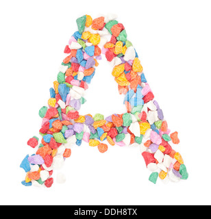 Alphabet un gravier colorés sur fond blanc. Banque D'Images